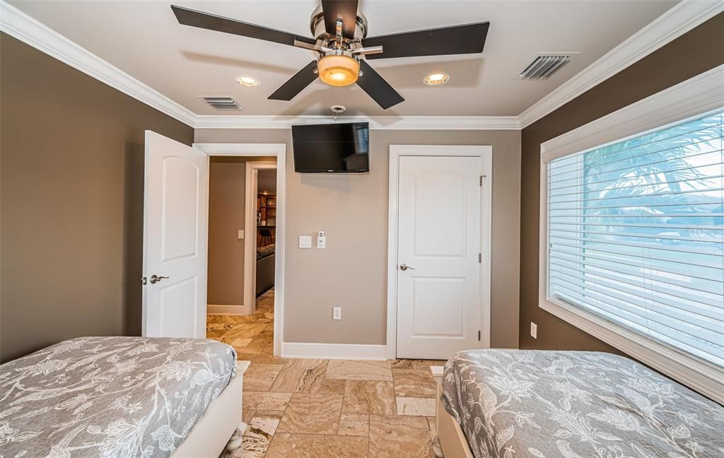 合同活跃: $895,000 (3 贝兹, 2 浴室, 1930 平方英尺)