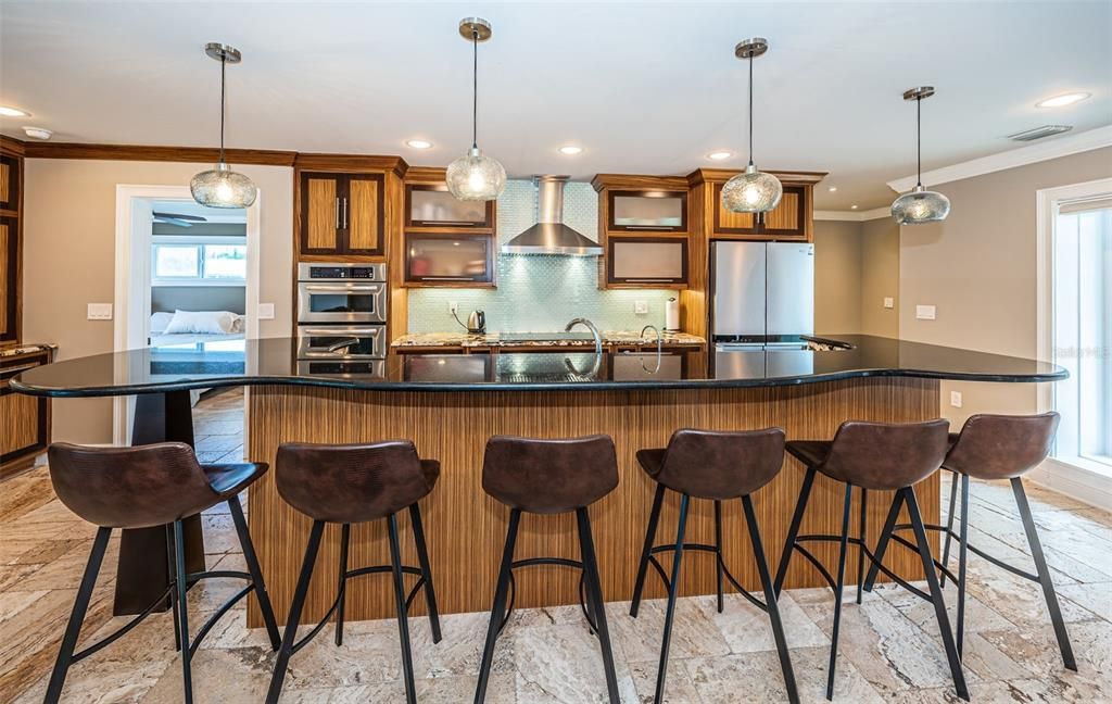 合同活跃: $895,000 (3 贝兹, 2 浴室, 1930 平方英尺)