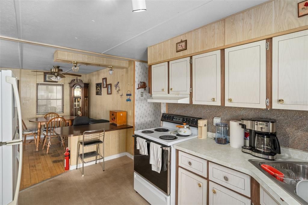 For Sale: $129,900 (2 beds, 2 baths, 960 Square Feet)