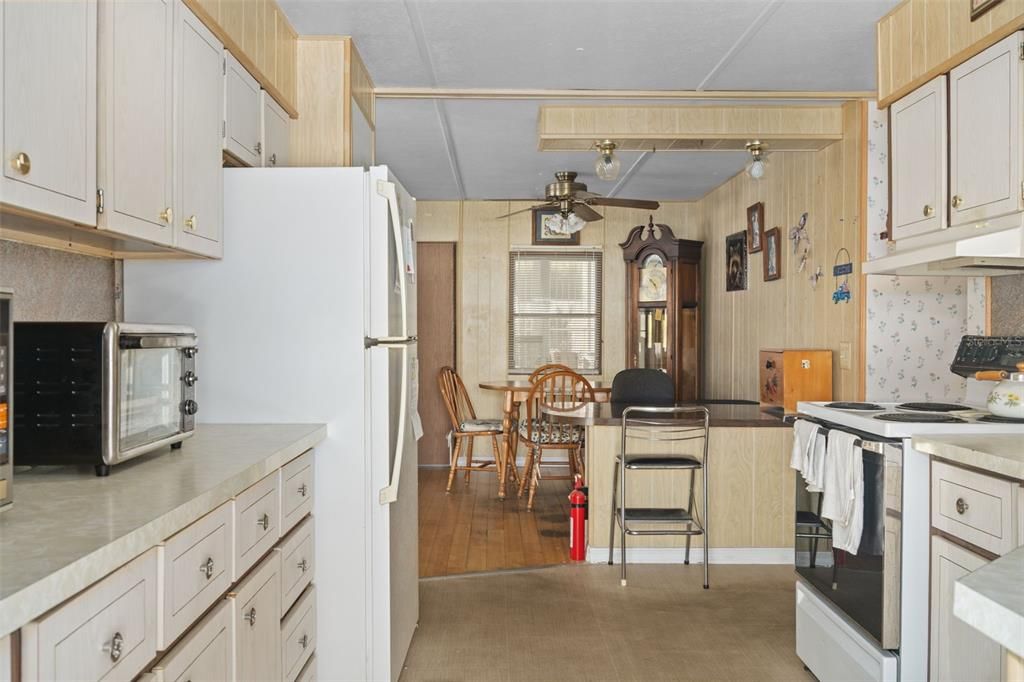 For Sale: $129,900 (2 beds, 2 baths, 960 Square Feet)