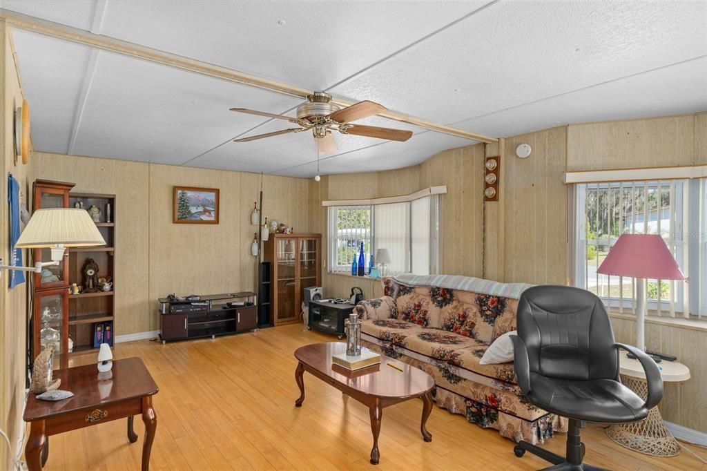 For Sale: $129,900 (2 beds, 2 baths, 960 Square Feet)