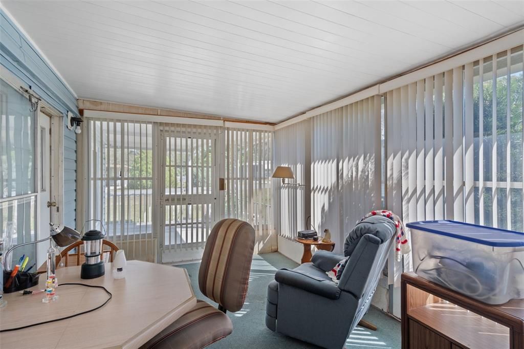 For Sale: $129,900 (2 beds, 2 baths, 960 Square Feet)