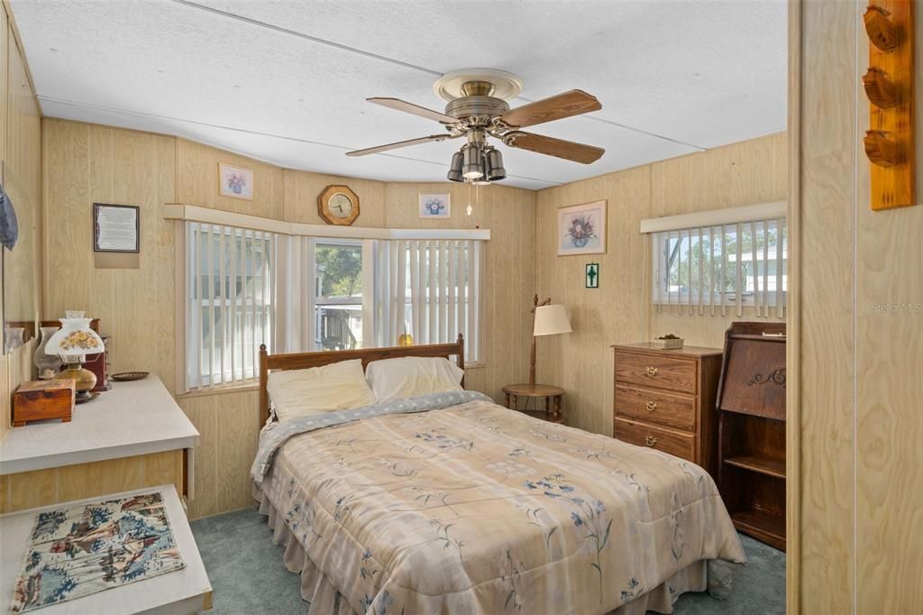 For Sale: $129,900 (2 beds, 2 baths, 960 Square Feet)