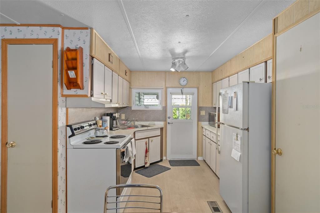 For Sale: $129,900 (2 beds, 2 baths, 960 Square Feet)