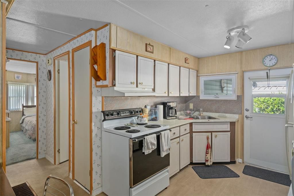 For Sale: $129,900 (2 beds, 2 baths, 960 Square Feet)