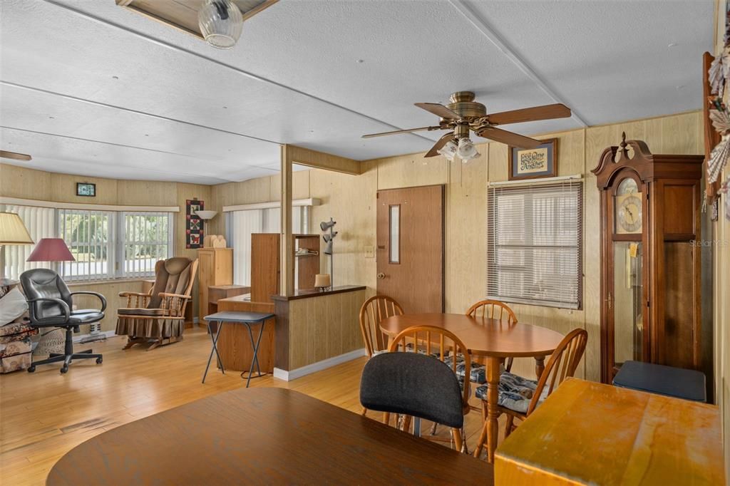 For Sale: $129,900 (2 beds, 2 baths, 960 Square Feet)