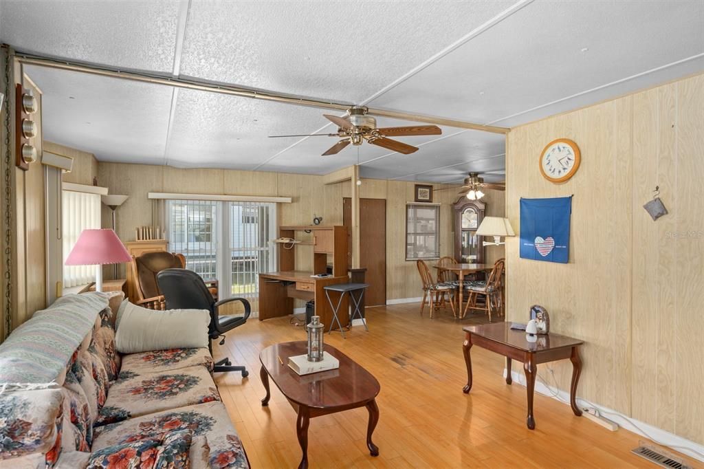 For Sale: $129,900 (2 beds, 2 baths, 960 Square Feet)