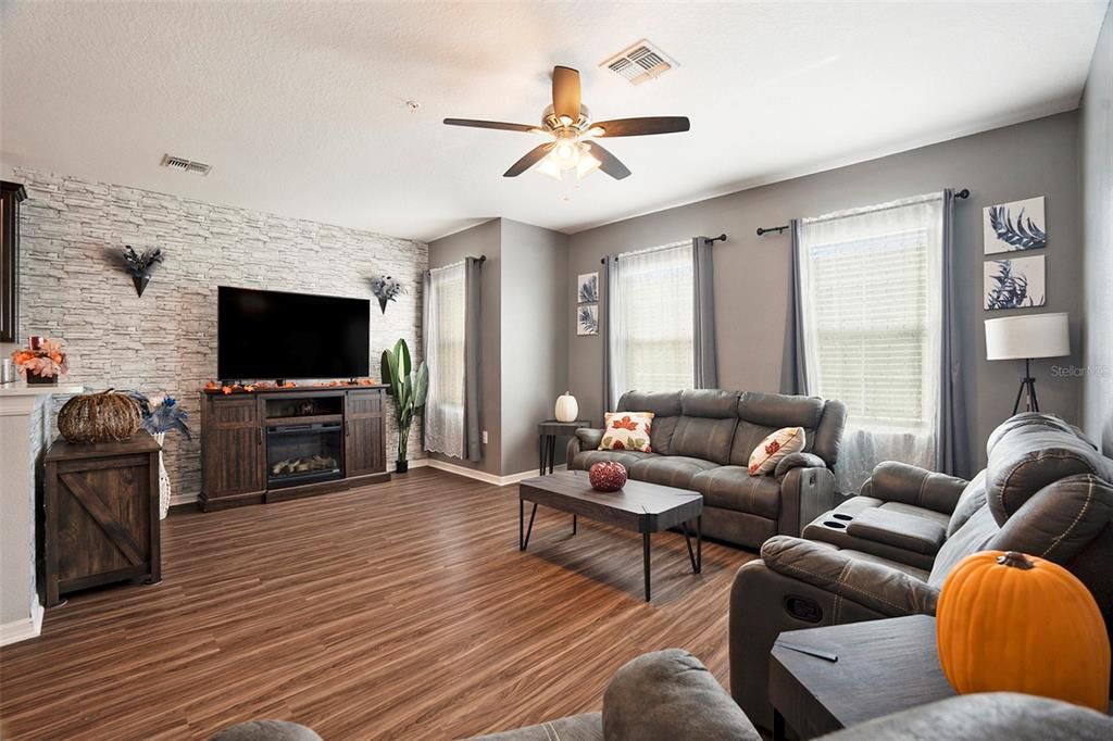 待售: $275,000 (2 贝兹, 2 浴室, 1509 平方英尺)