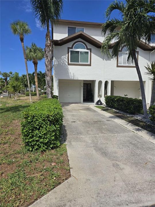 For Rent: $3,300 (3 beds, 2 baths, 1585 Square Feet)