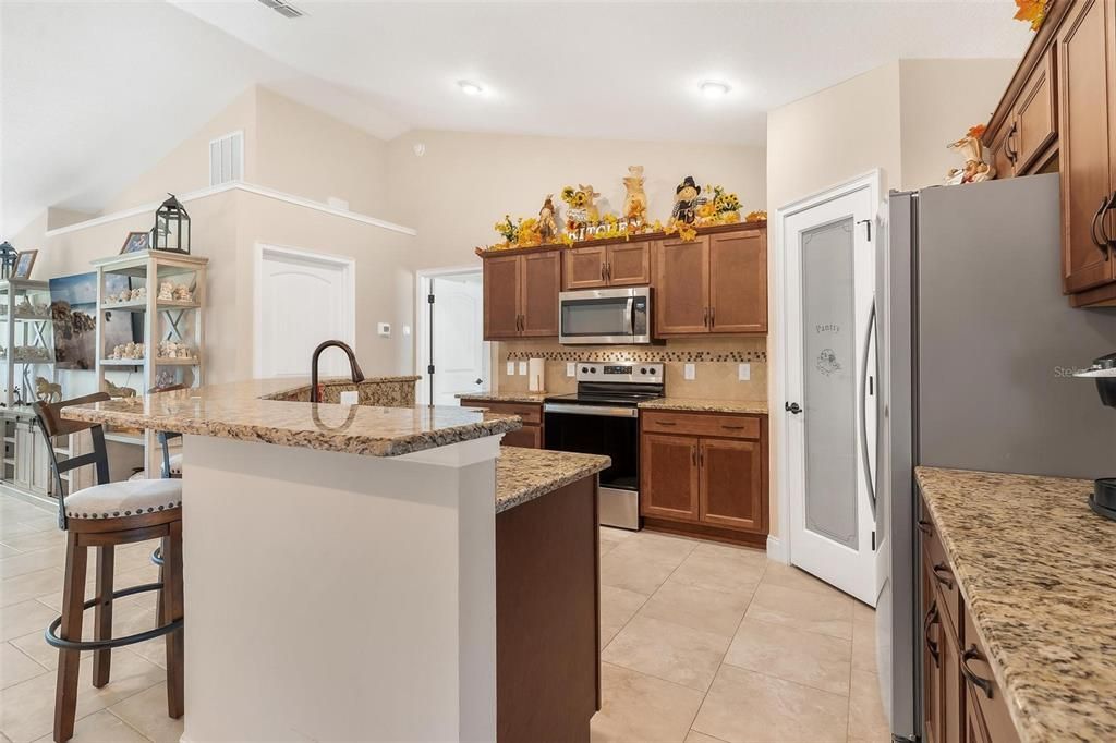 Под контрактом: $689,000 (3 спален, 2 ванн, 1835 Квадратных фут)