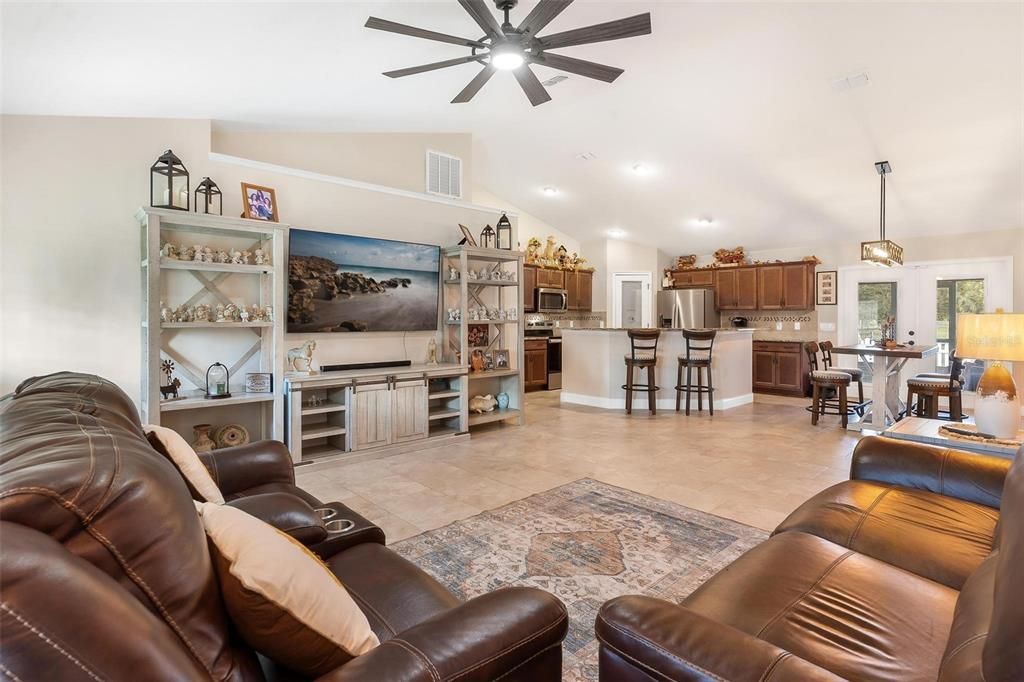 Под контрактом: $689,000 (3 спален, 2 ванн, 1835 Квадратных фут)