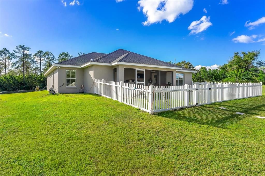 Под контрактом: $689,000 (3 спален, 2 ванн, 1835 Квадратных фут)