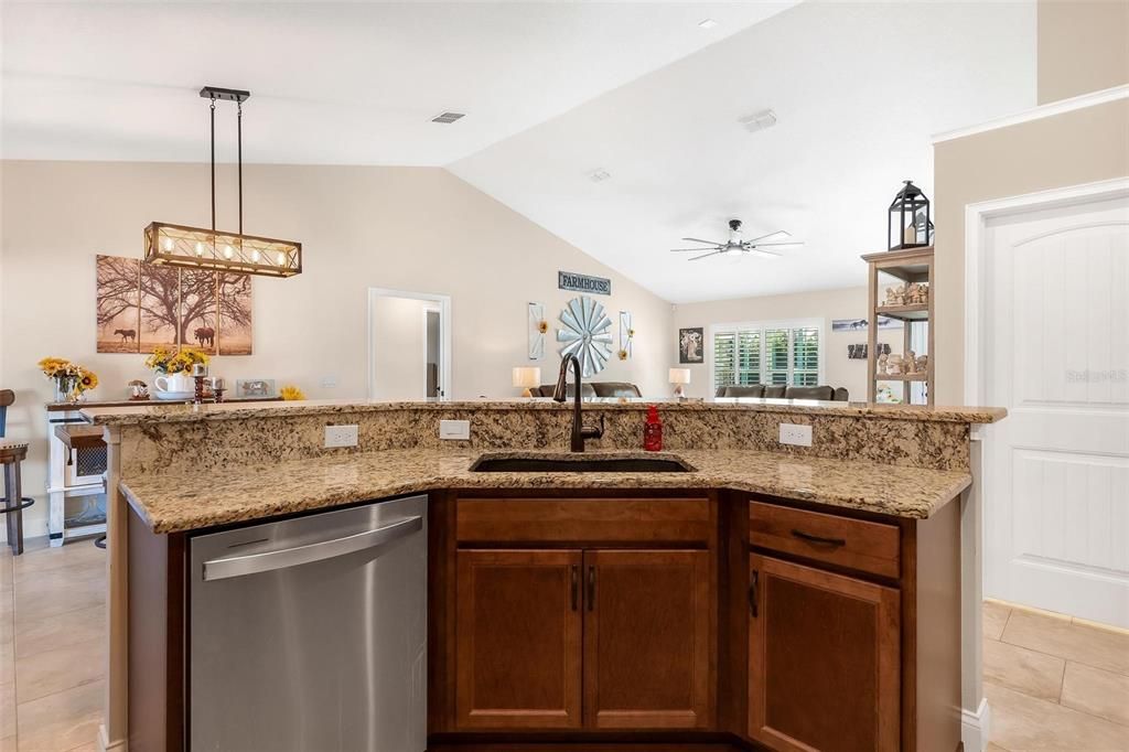 Под контрактом: $689,000 (3 спален, 2 ванн, 1835 Квадратных фут)