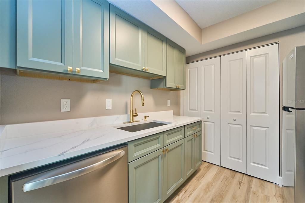 待售: $169,900 (2 贝兹, 2 浴室, 1100 平方英尺)