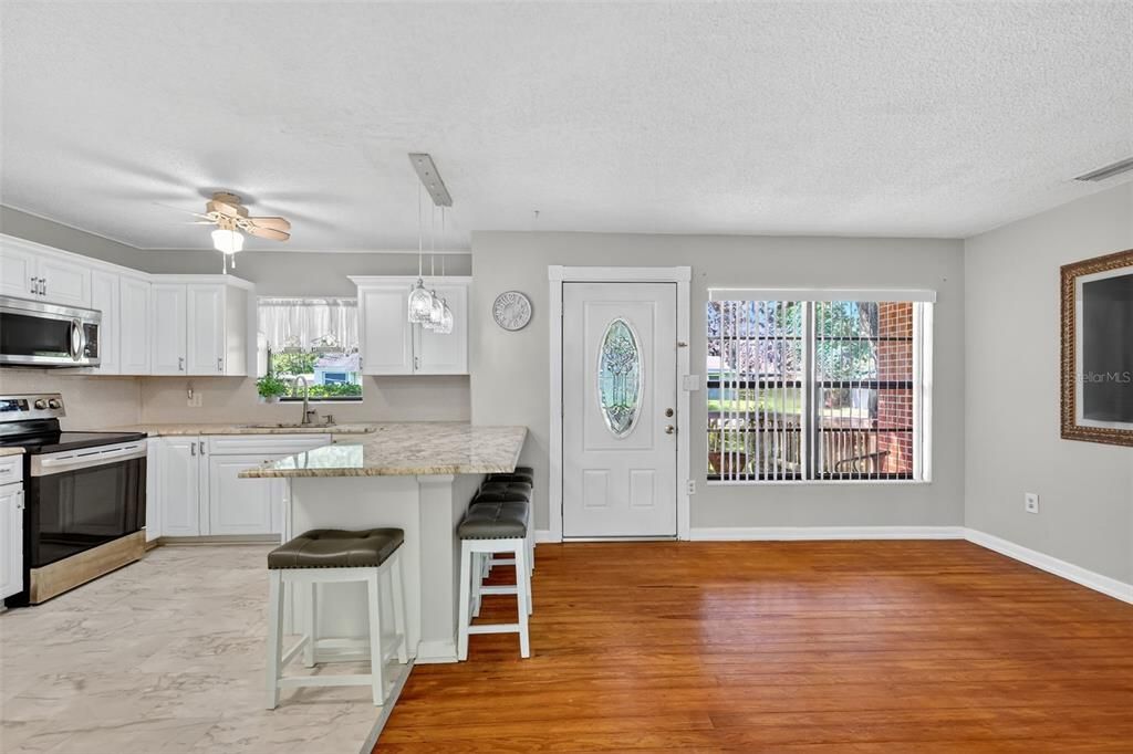 待售: $260,000 (4 贝兹, 1 浴室, 1362 平方英尺)