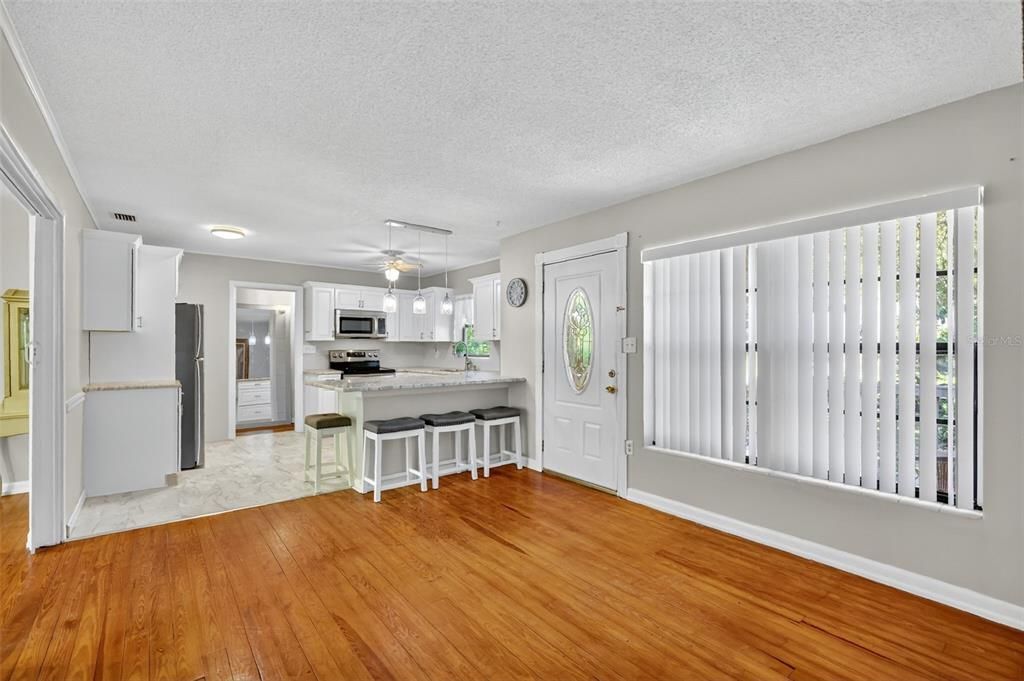 待售: $260,000 (4 贝兹, 1 浴室, 1362 平方英尺)