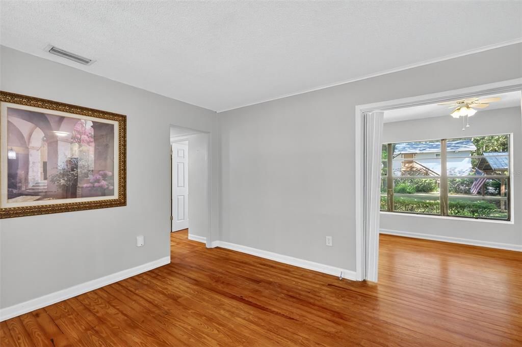 待售: $260,000 (4 贝兹, 1 浴室, 1362 平方英尺)