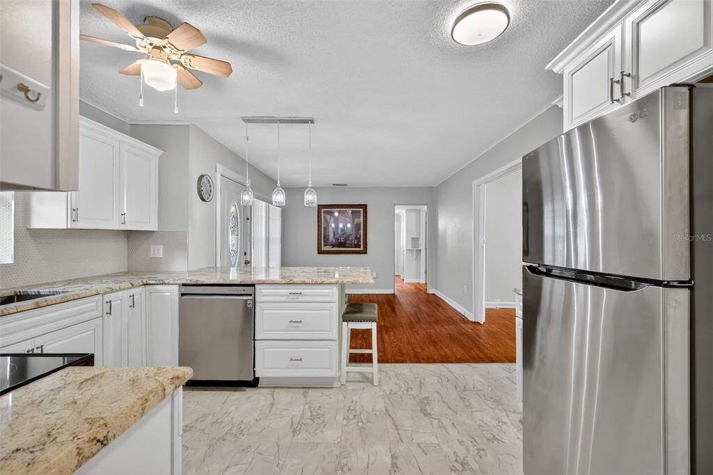 待售: $260,000 (4 贝兹, 1 浴室, 1362 平方英尺)