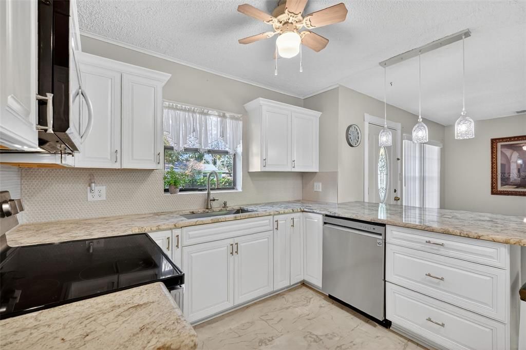 待售: $260,000 (4 贝兹, 1 浴室, 1362 平方英尺)