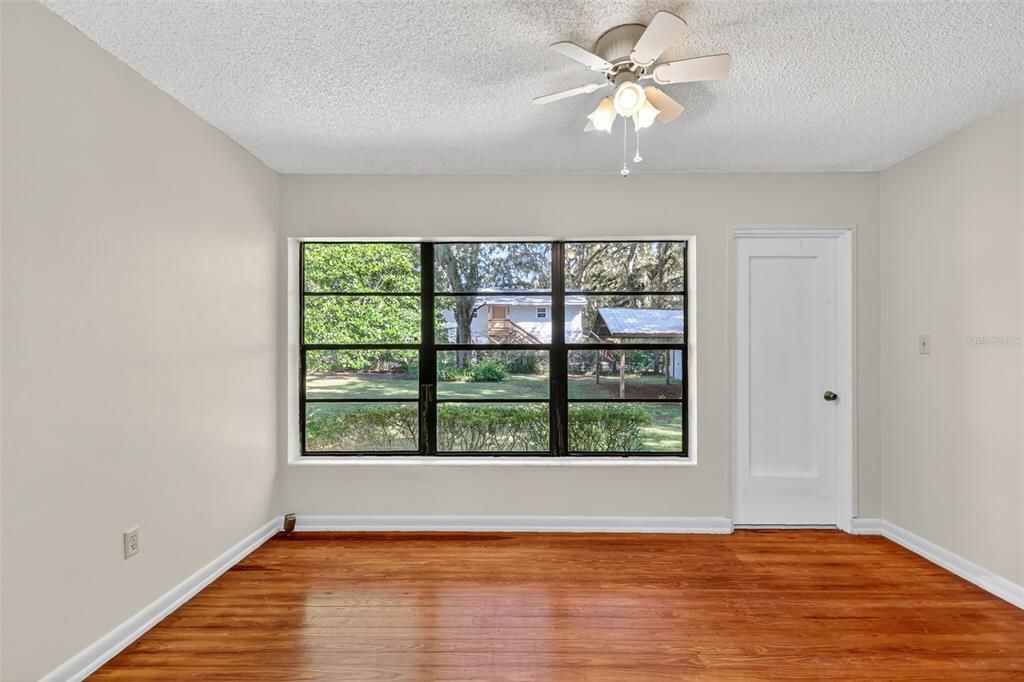 待售: $260,000 (4 贝兹, 1 浴室, 1362 平方英尺)