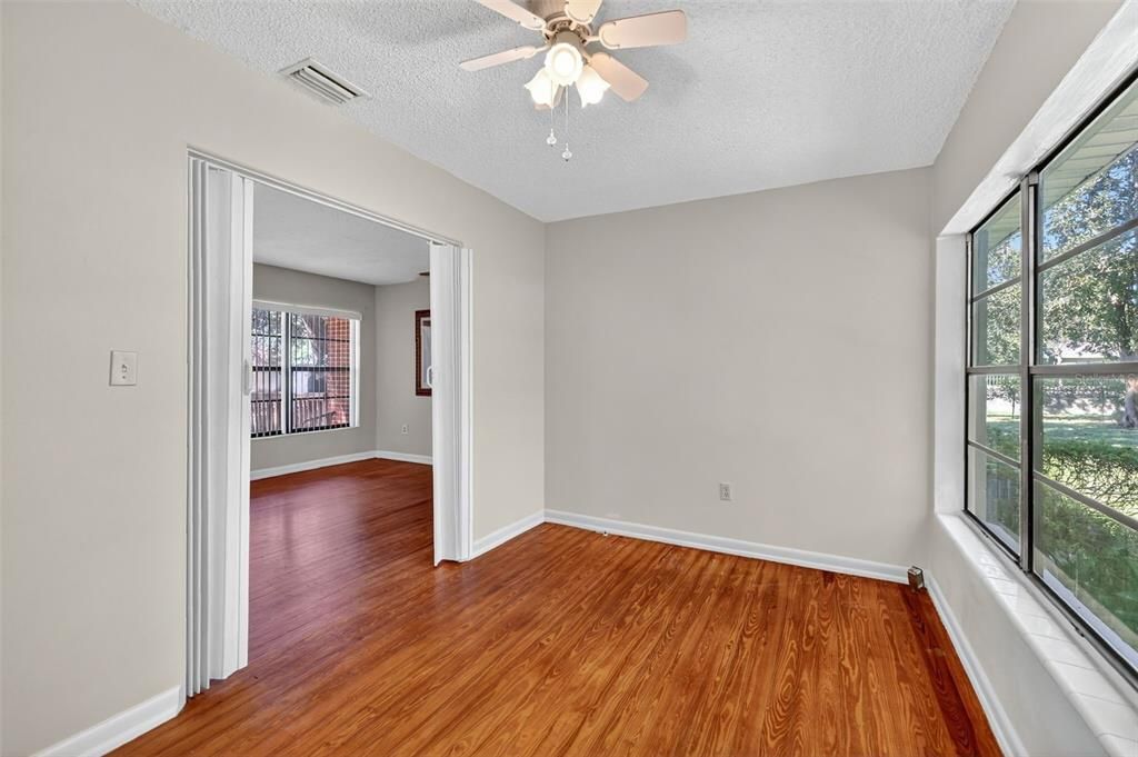 待售: $260,000 (4 贝兹, 1 浴室, 1362 平方英尺)