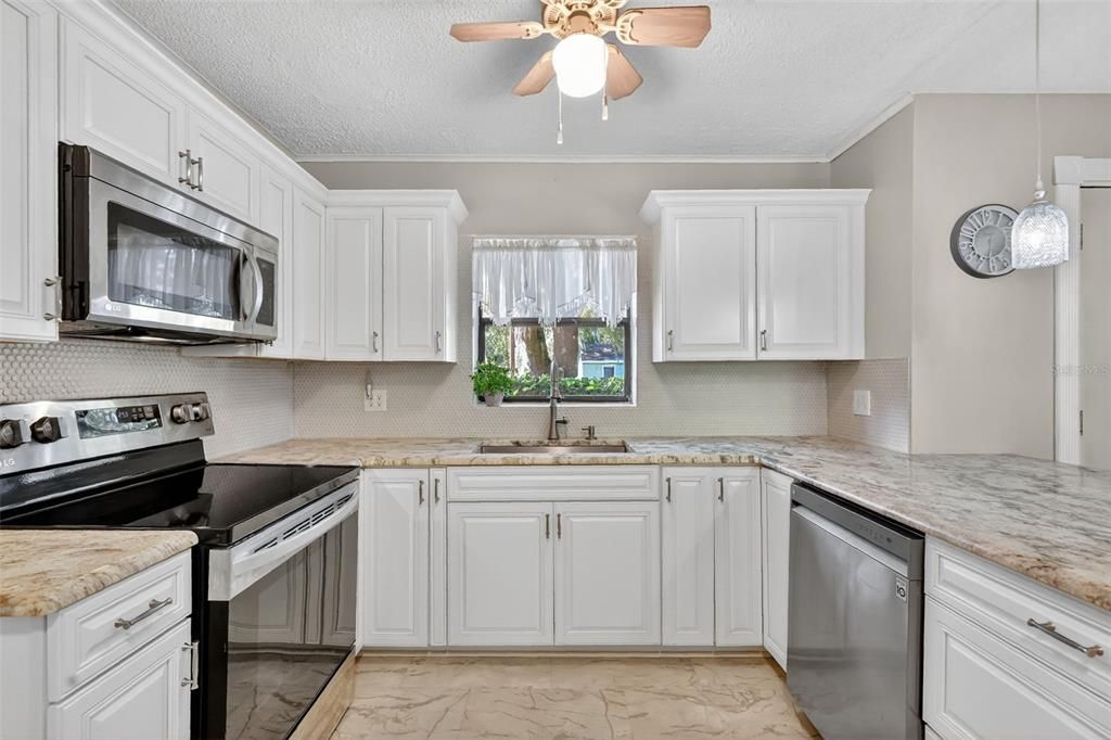 待售: $260,000 (4 贝兹, 1 浴室, 1362 平方英尺)