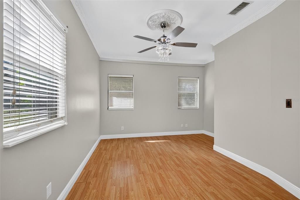 待售: $260,000 (4 贝兹, 1 浴室, 1362 平方英尺)