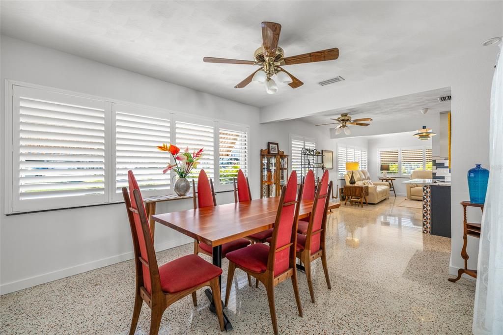 待售: $375,000 (2 贝兹, 2 浴室, 1408 平方英尺)