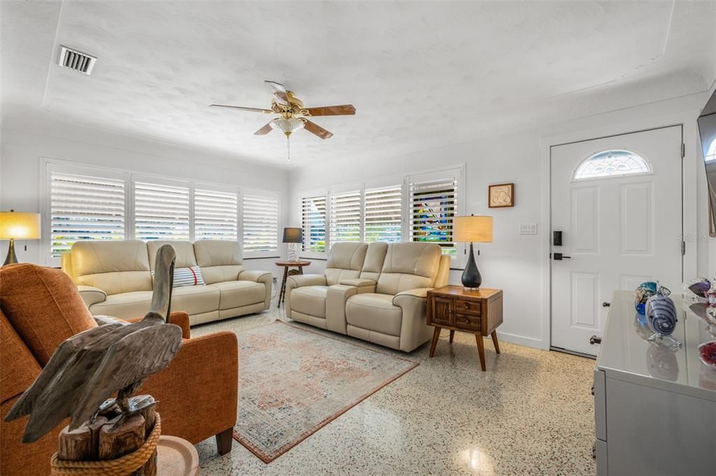 待售: $375,000 (2 贝兹, 2 浴室, 1408 平方英尺)