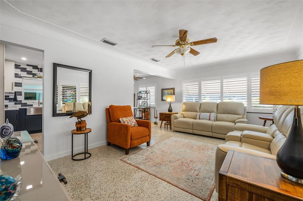 待售: $375,000 (2 贝兹, 2 浴室, 1408 平方英尺)