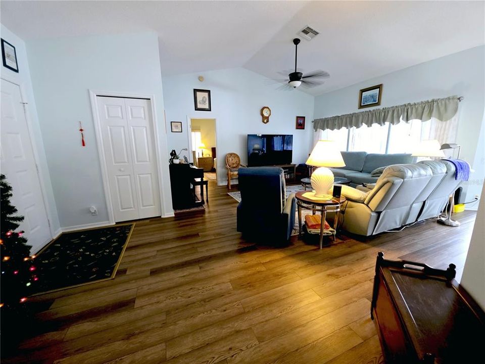 For Sale: $355,000 (3 beds, 2 baths, 1658 Square Feet)