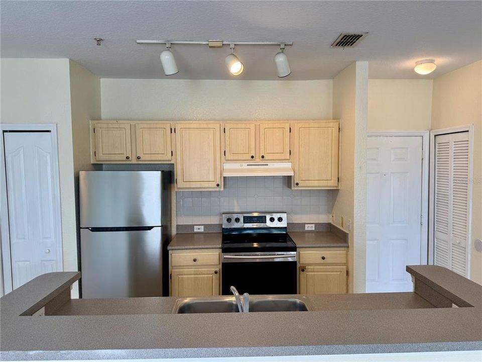 For Sale: $169,900 (1 beds, 1 baths, 707 Square Feet)