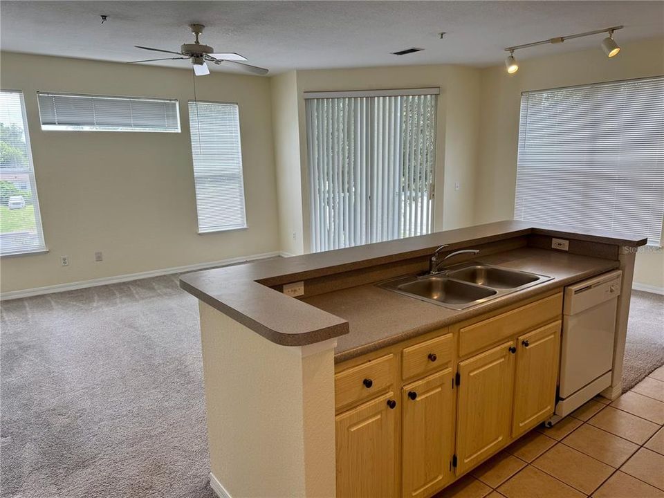 For Sale: $169,900 (1 beds, 1 baths, 707 Square Feet)