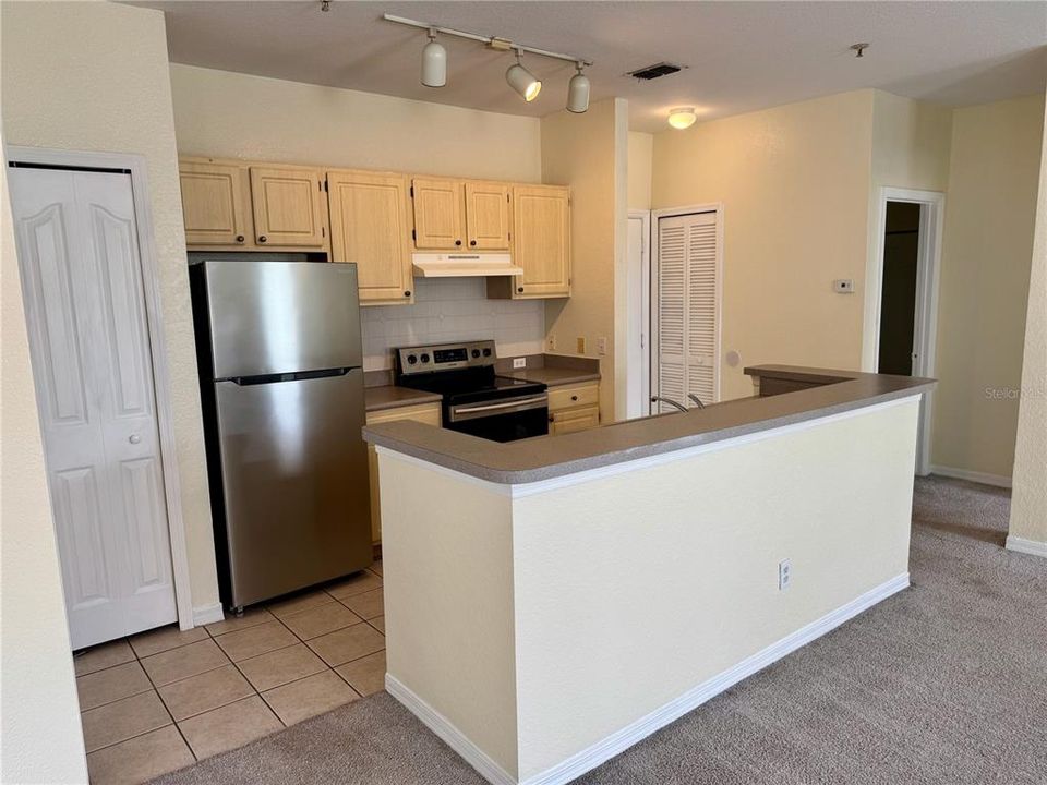 For Sale: $169,900 (1 beds, 1 baths, 707 Square Feet)