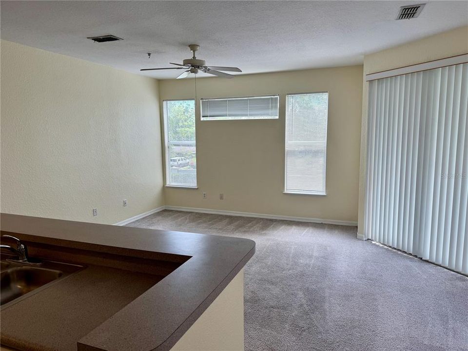 For Sale: $169,900 (1 beds, 1 baths, 707 Square Feet)