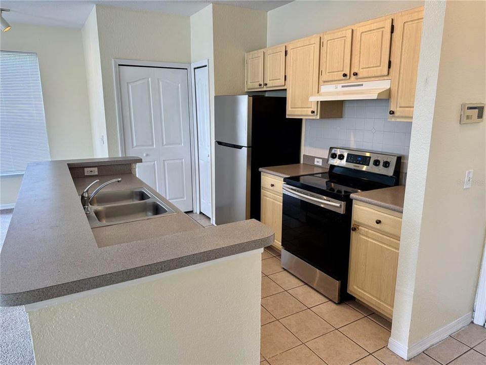 For Sale: $169,900 (1 beds, 1 baths, 707 Square Feet)