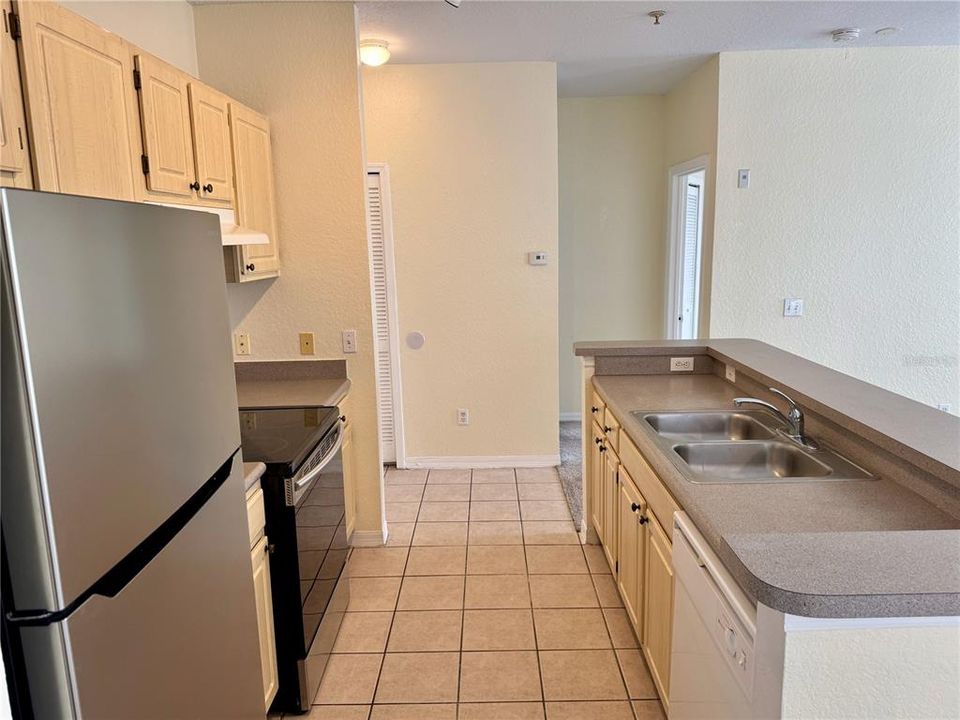 For Sale: $169,900 (1 beds, 1 baths, 707 Square Feet)