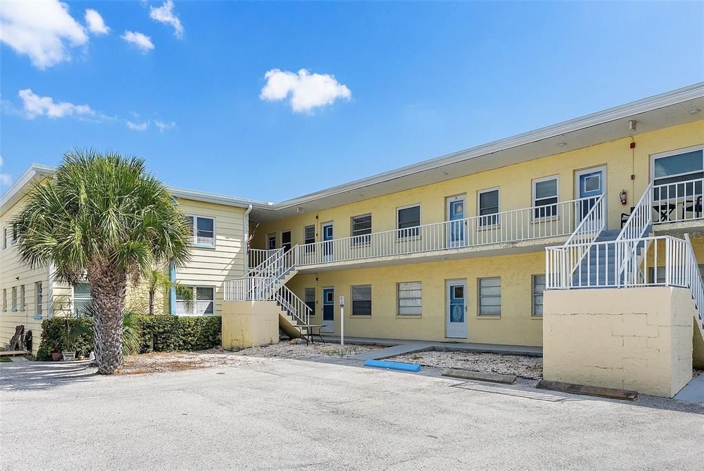 For Sale: $259,900 (1 beds, 1 baths, 580 Square Feet)