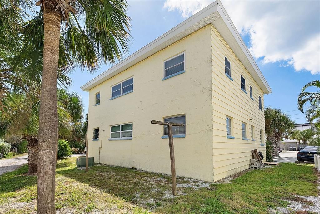 For Sale: $259,900 (1 beds, 1 baths, 580 Square Feet)