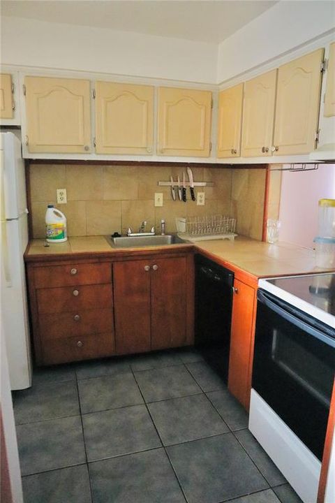 待售: $75,000 (1 贝兹, 1 浴室, 672 平方英尺)