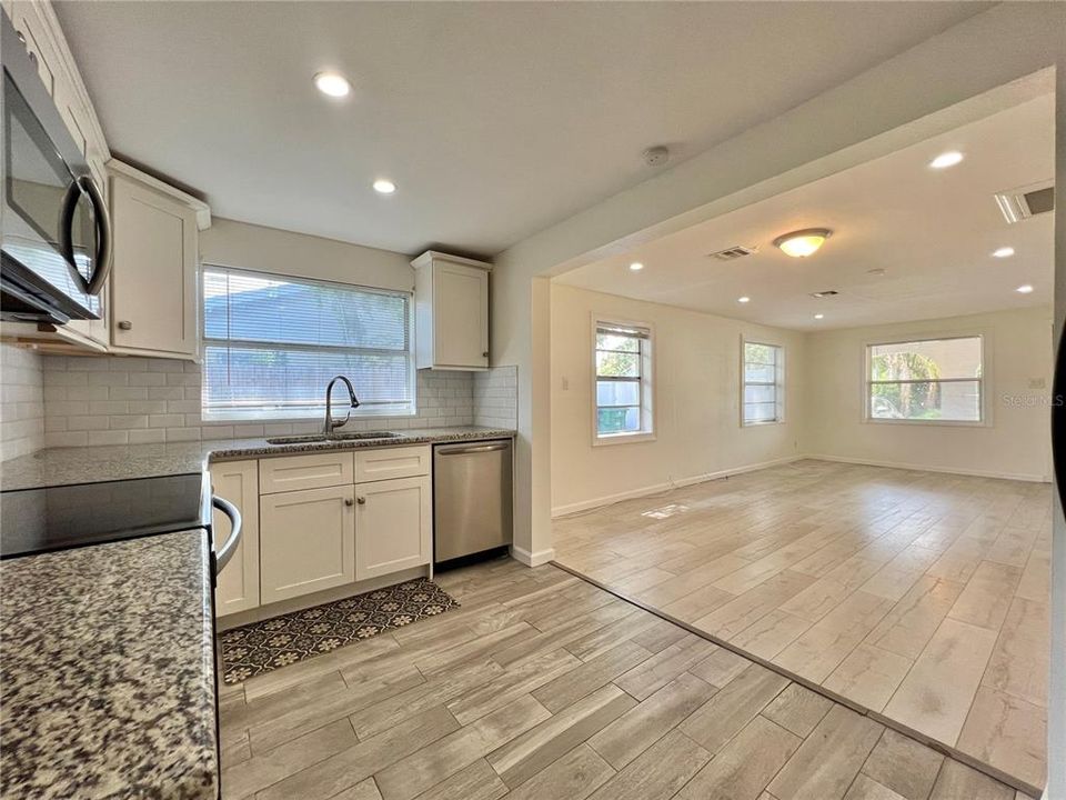 В аренду: $2,575 (3 спален, 2 ванн, 1170 Квадратных фут)