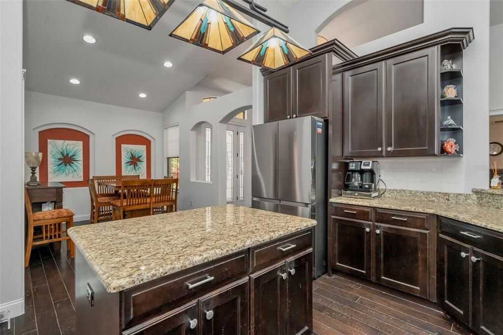 En Venta: $675,000 (4 camas, 2 baños, 3287 Pies cuadrados)