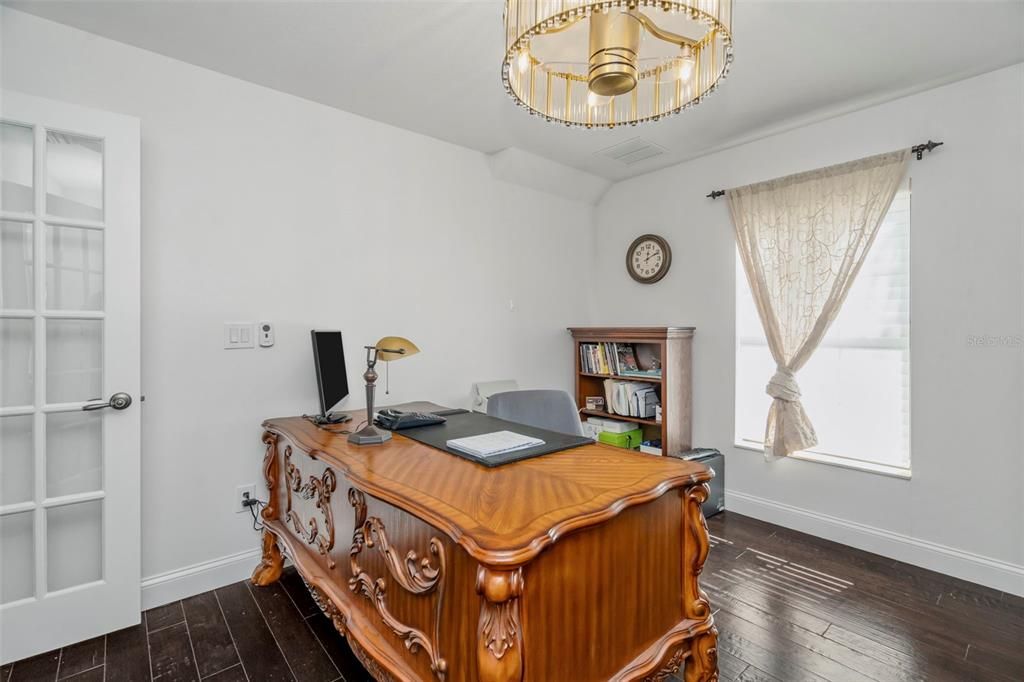 En Venta: $675,000 (4 camas, 2 baños, 3287 Pies cuadrados)