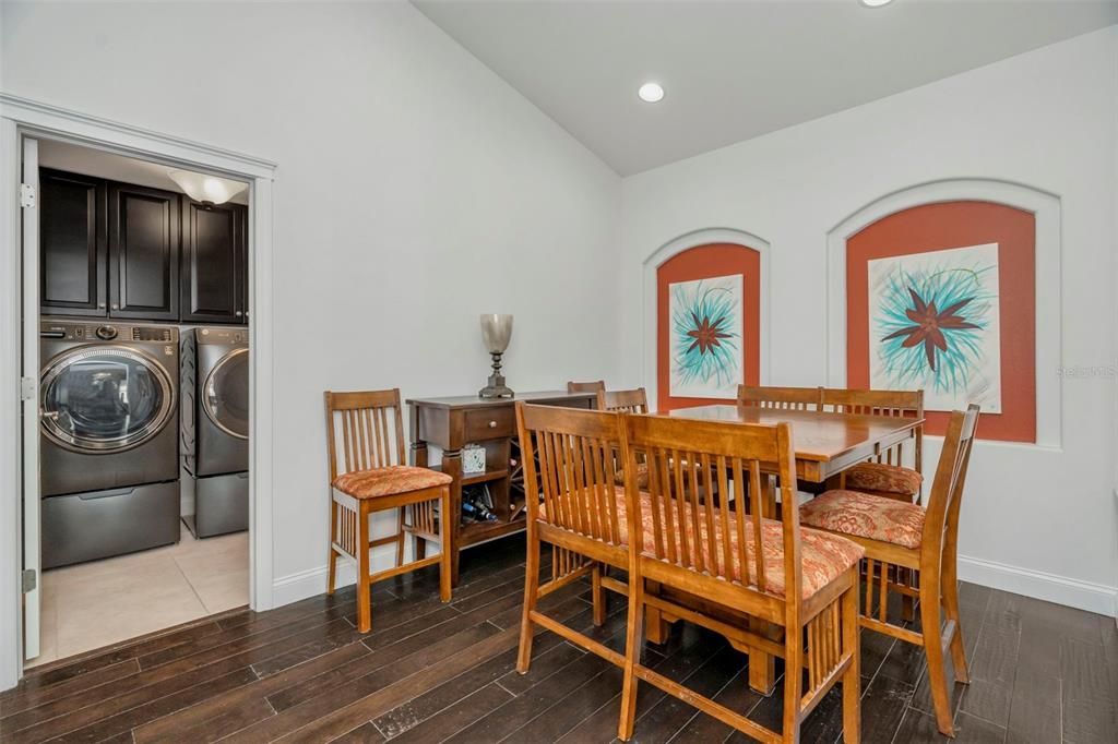 En Venta: $675,000 (4 camas, 2 baños, 3287 Pies cuadrados)