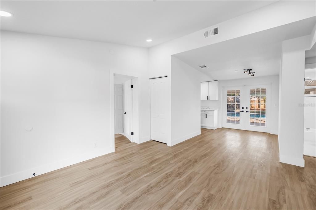 Activo con contrato: $599,900 (4 camas, 2 baños, 1870 Pies cuadrados)