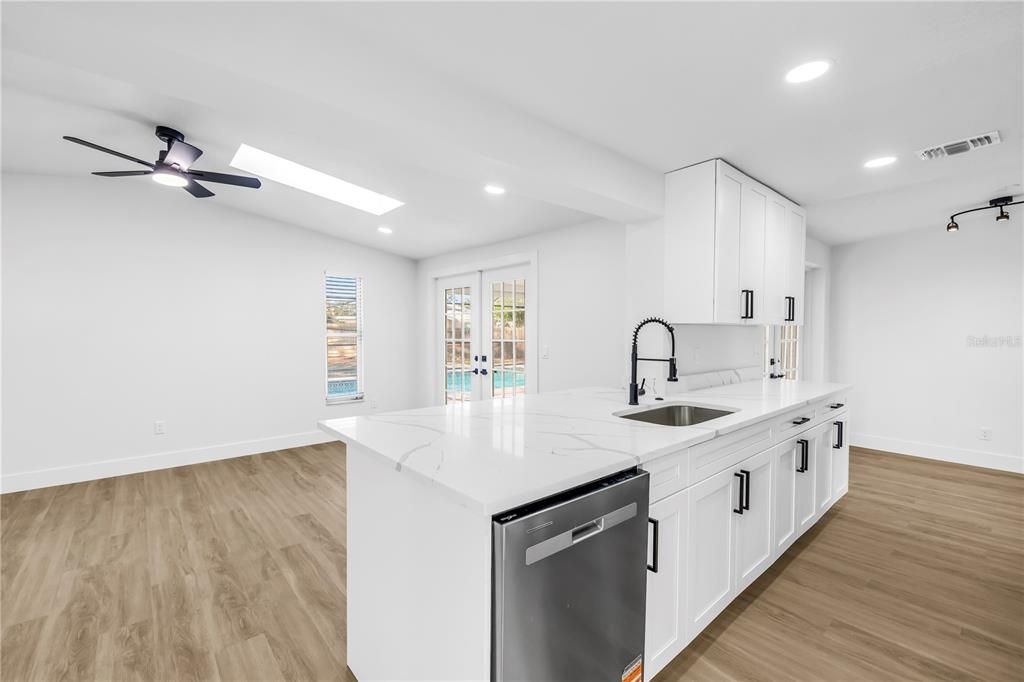 Activo con contrato: $599,900 (4 camas, 2 baños, 1870 Pies cuadrados)