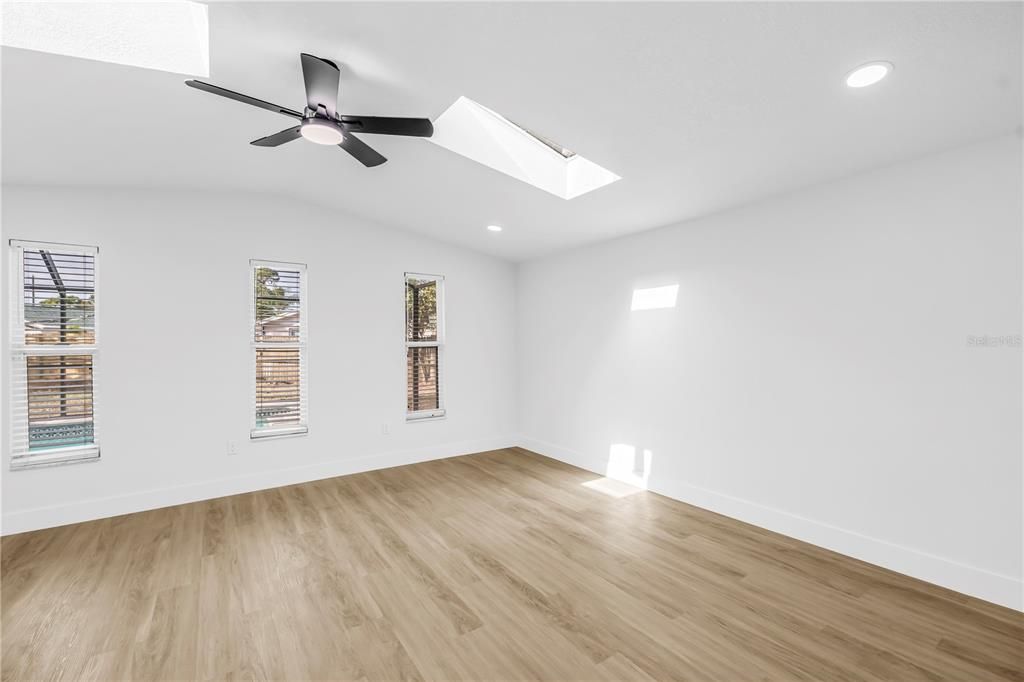 Activo con contrato: $599,900 (4 camas, 2 baños, 1870 Pies cuadrados)