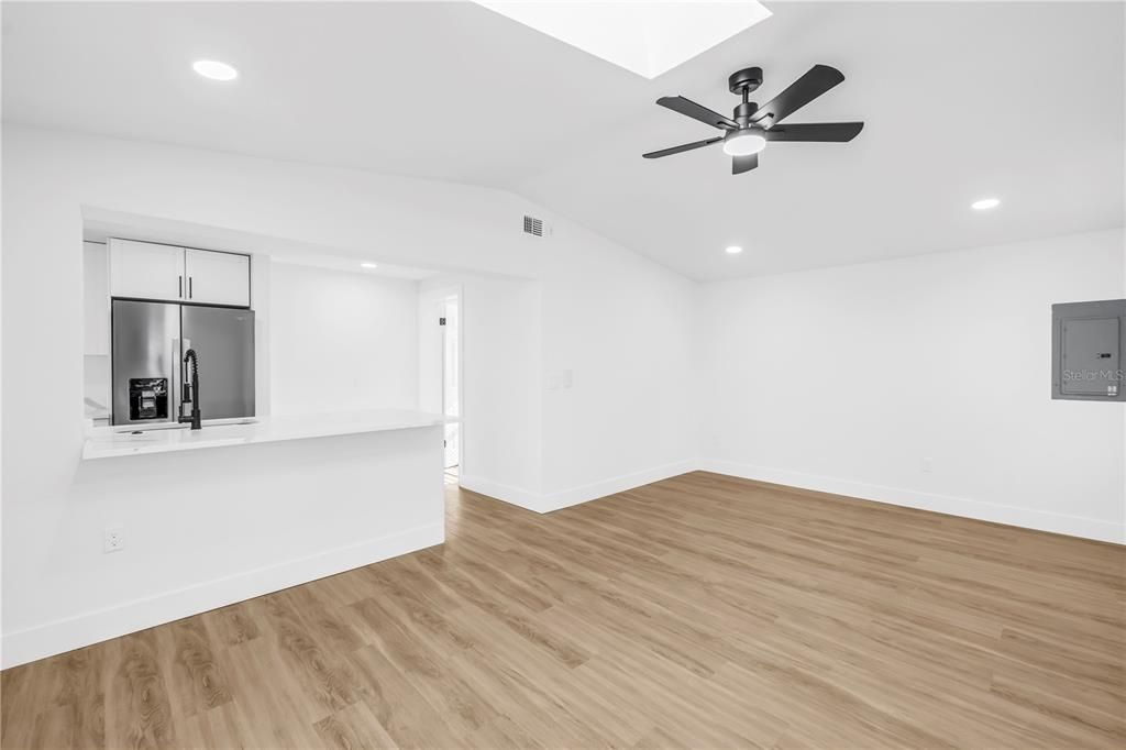 Activo con contrato: $599,900 (4 camas, 2 baños, 1870 Pies cuadrados)