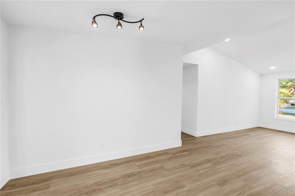 Activo con contrato: $599,900 (4 camas, 2 baños, 1870 Pies cuadrados)