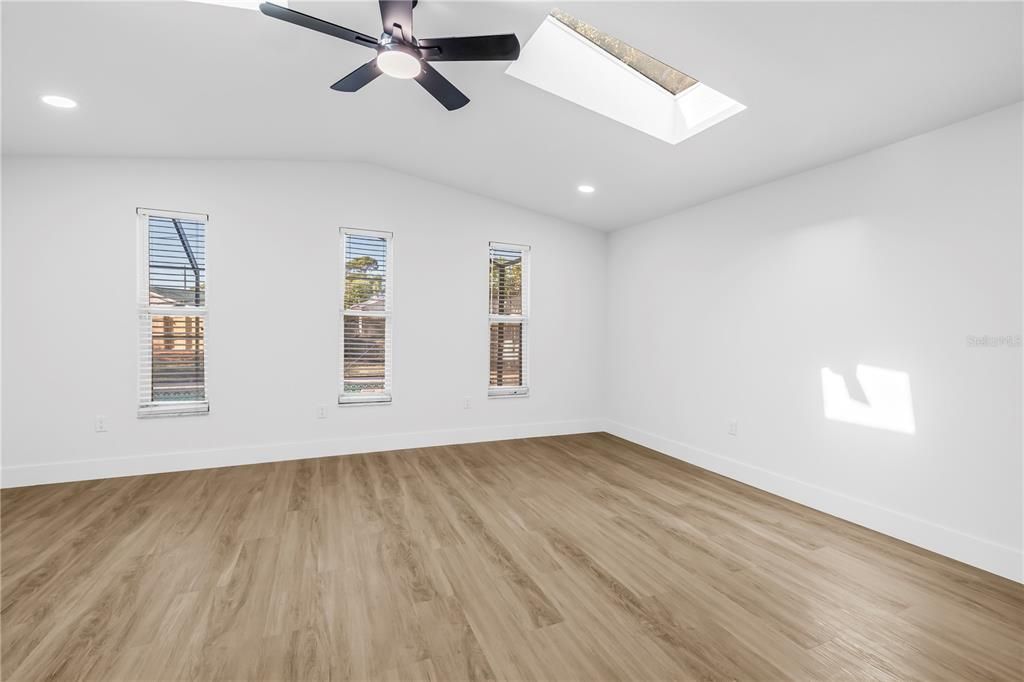 Activo con contrato: $599,900 (4 camas, 2 baños, 1870 Pies cuadrados)